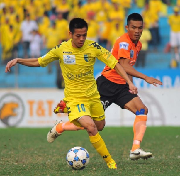 Chuyển sang tin bóng đá, pha lập công duy nhất của tiền vệ Văn Quyết đã giúp Hà Nội T&T đánh bại Sài Gòn FC với tỉ số 1-0 qua đó có cơ hội rất lớn giành chức vô địch lượt đi V-League 2012. (ảnh VSI)
